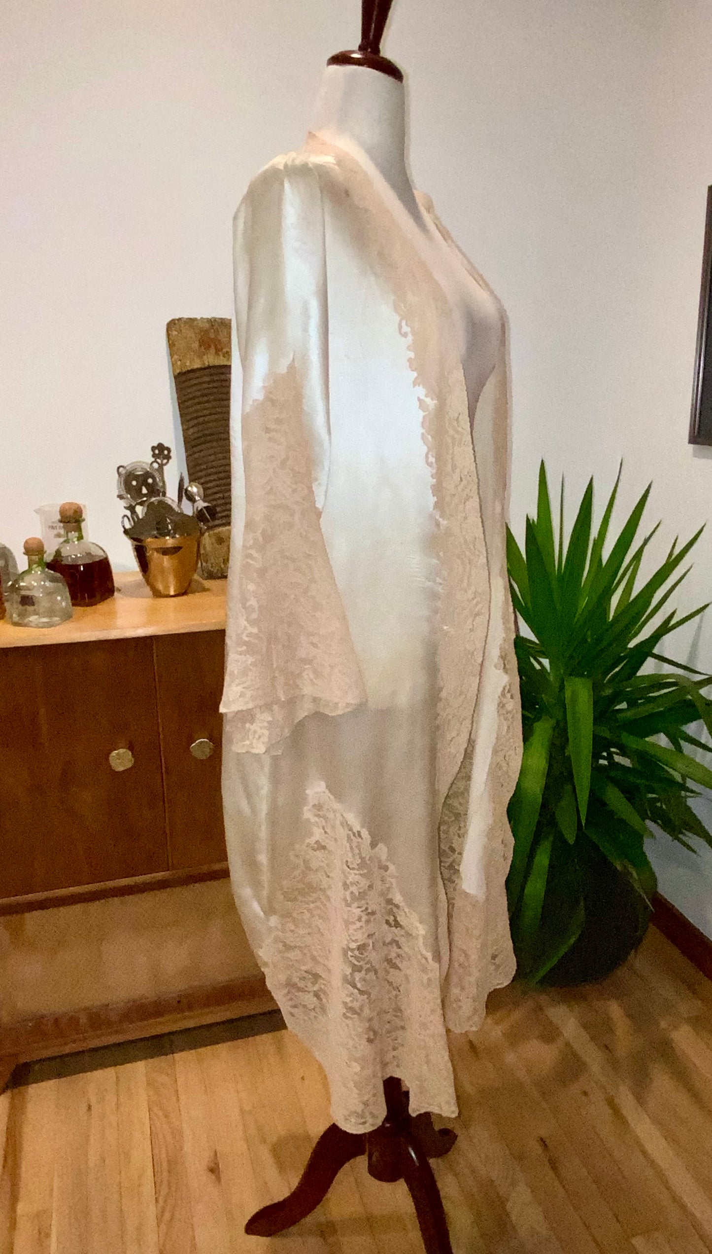 1930s Pure Silk & Lace Robe – Ivory Antique Peignoir with Hand – Luxury Vintage - 30AR