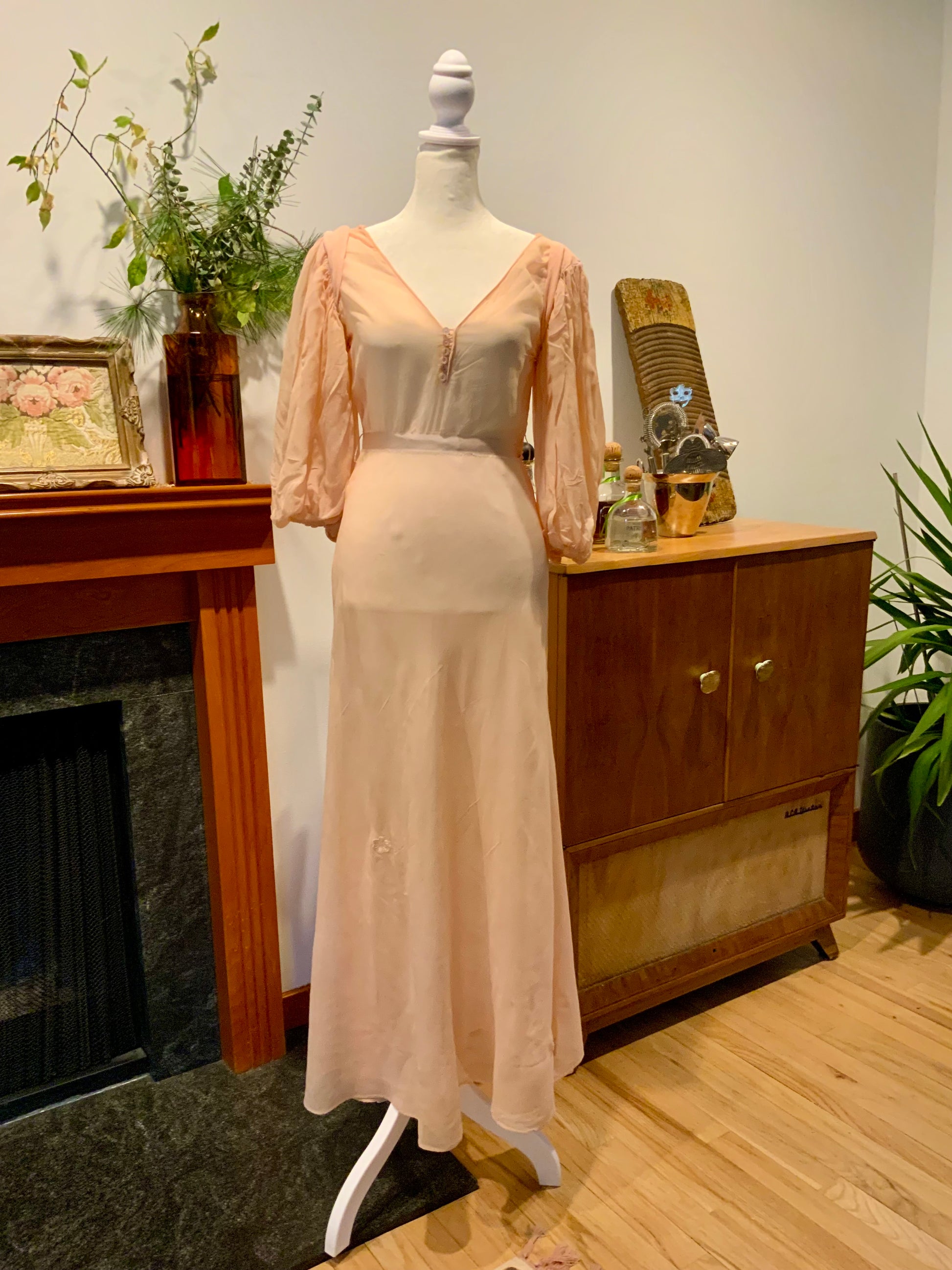 Un 1930s Peach Silk Chiffon Bias-Cut Gown with Bishop Sleeves