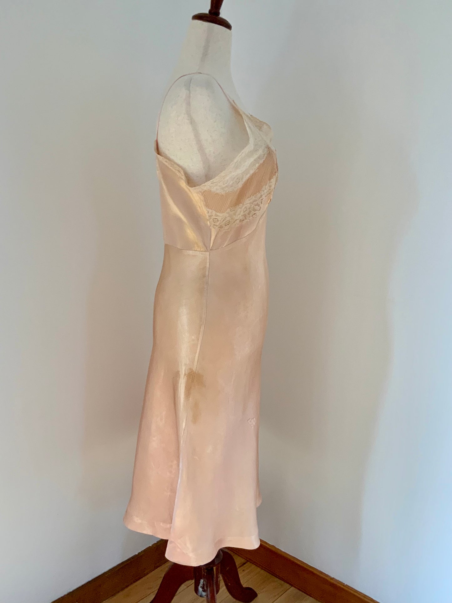 1940sVintage Hand-Dyed Satin Lace Slip Dress – Blush Peach with Satin Ribbon
- 40AA