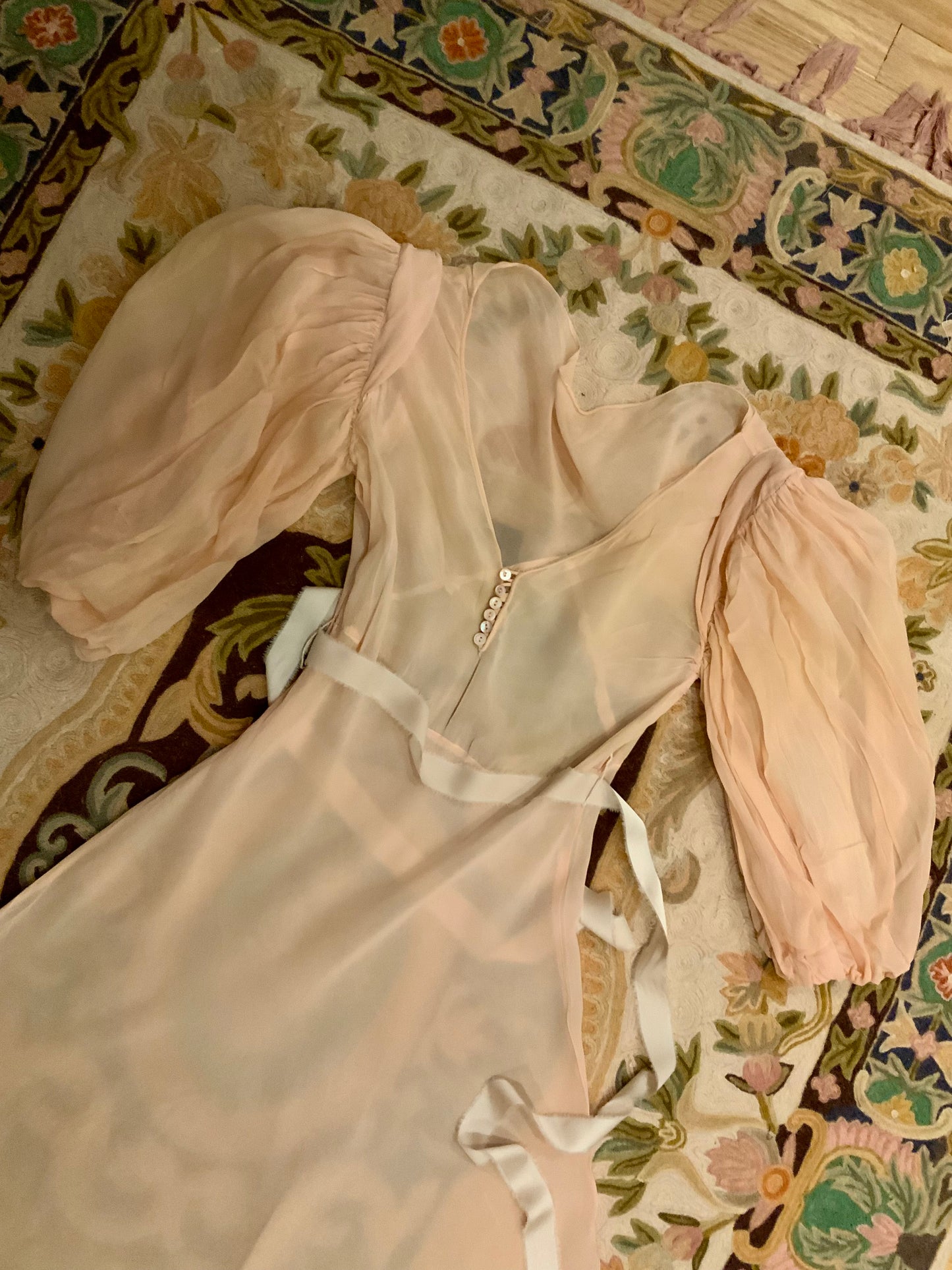 Un 1930s Peach Silk Chiffon Bias-Cut Gown with Bishop Sleeves | 30AU