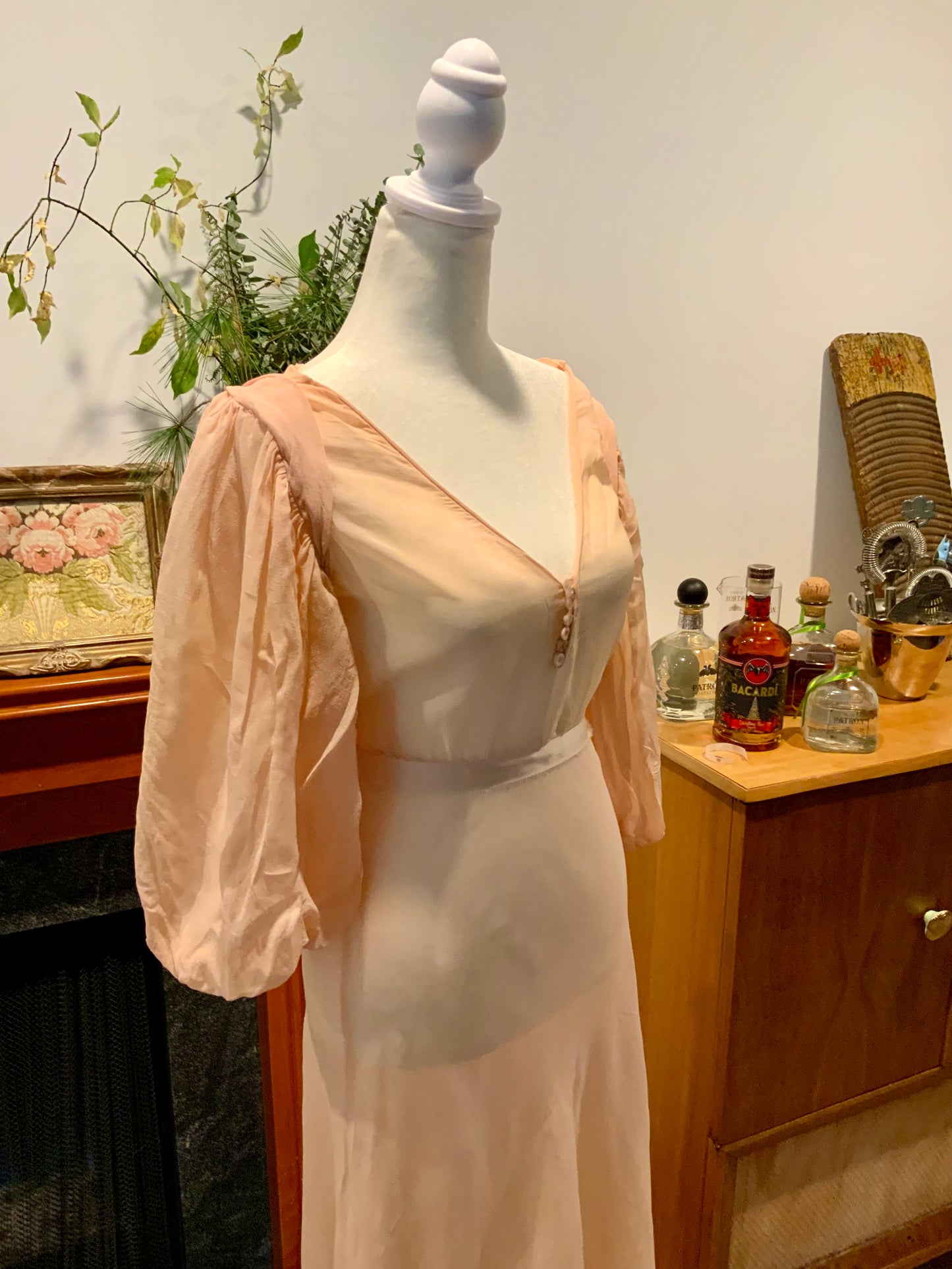 Un 1930s Peach Silk Chiffon Bias-Cut Gown with Bishop Sleeves | 30AU