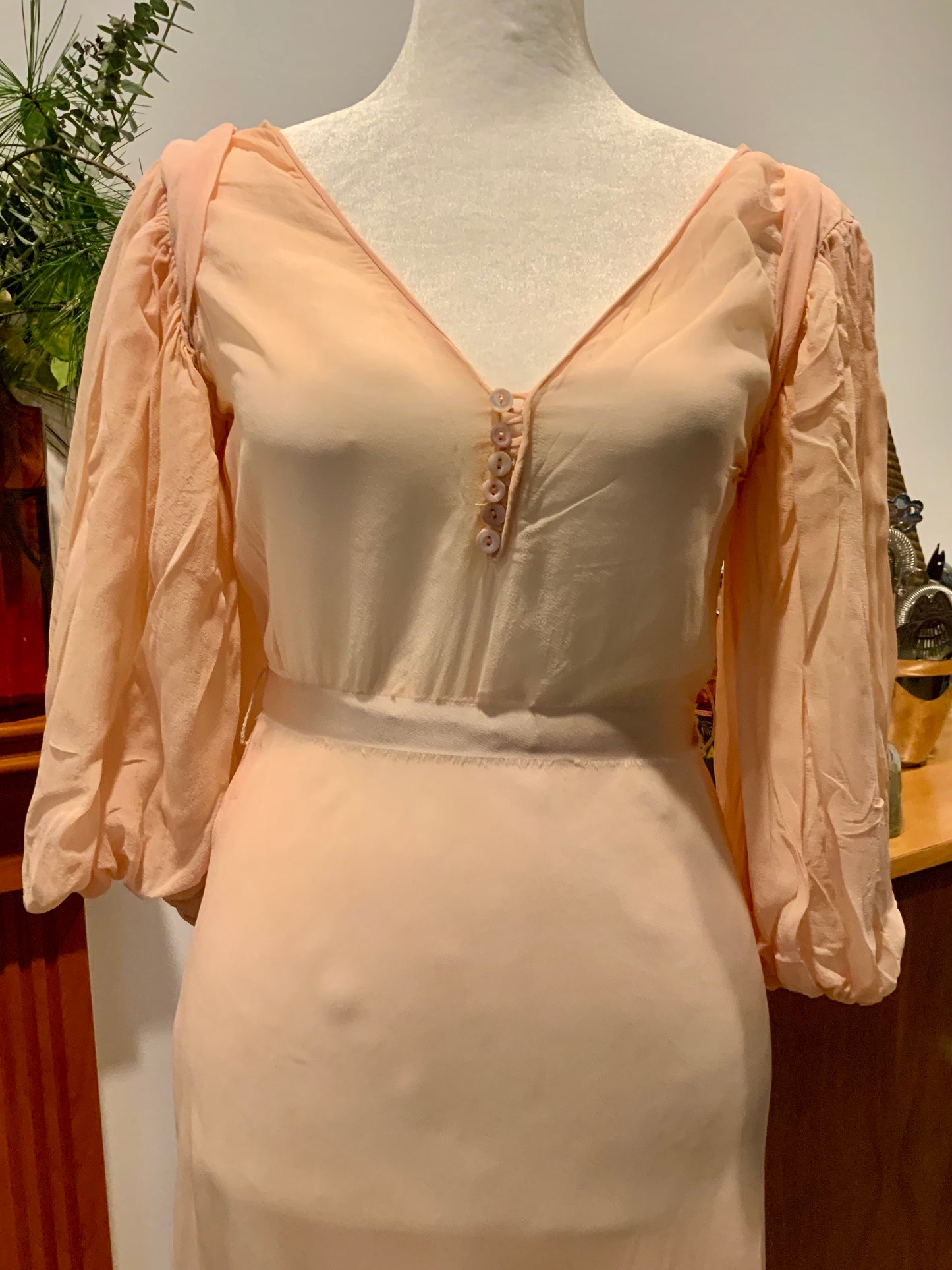 Un 1930s Peach Silk Chiffon Bias-Cut Gown with Bishop Sleeves | 30AU
