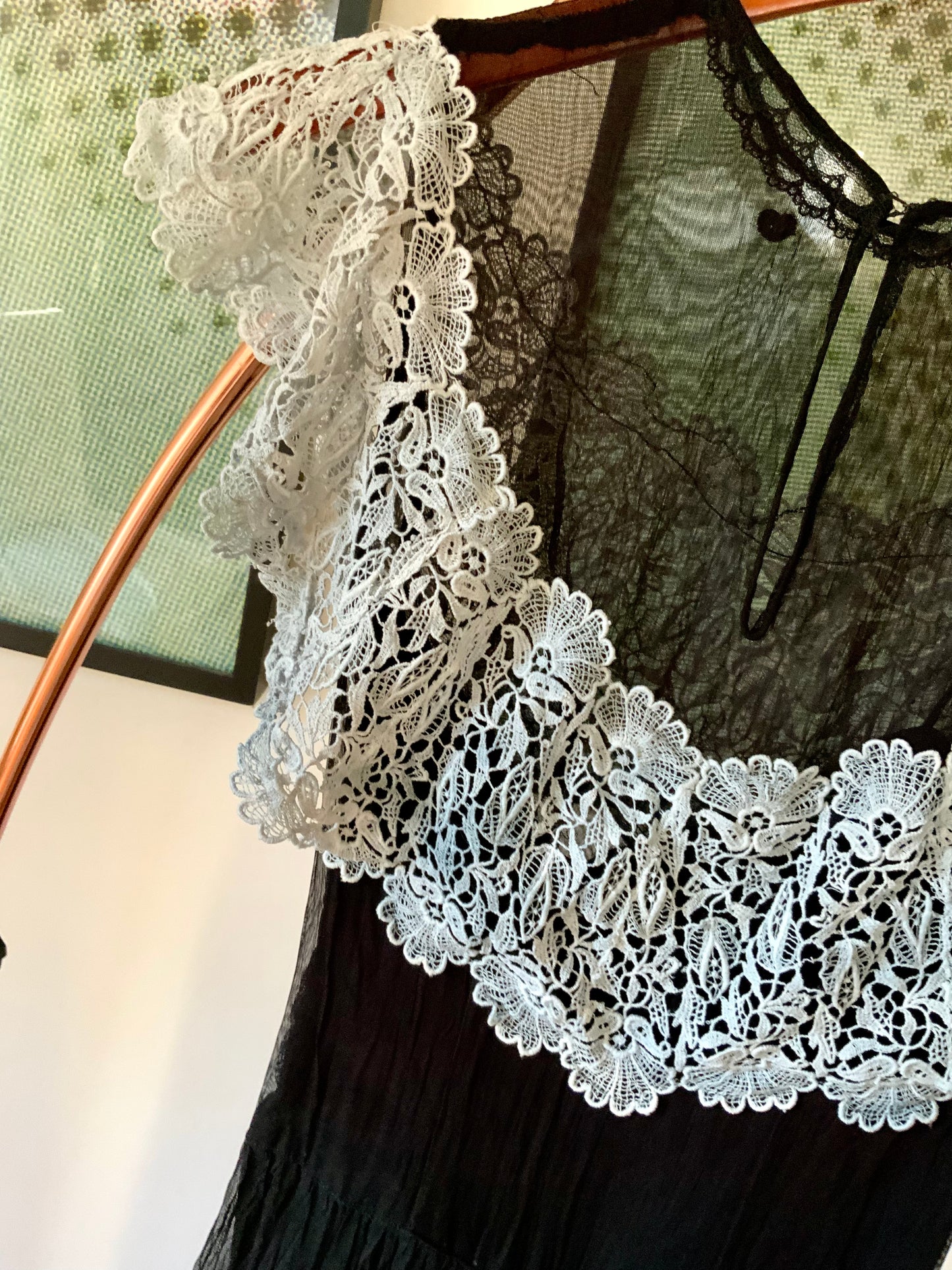 Schwarzes Abendkleid mit Häkelspitzenkragen – 40er Jahre