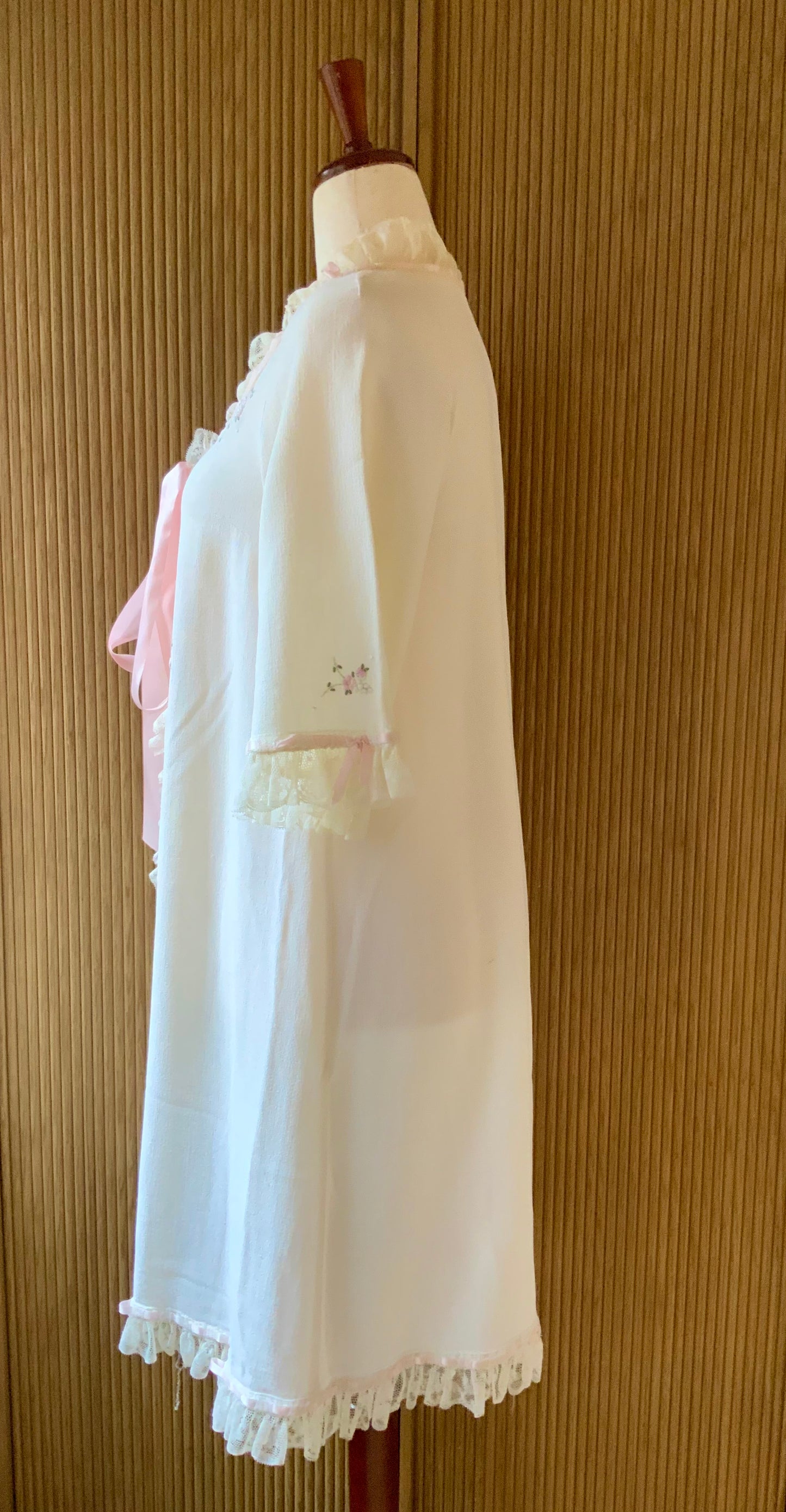 1950s Vintage Nylon Crepe Peignoir Robe Lace Ribbon Embroidered Boudoir Lingerie-50BF