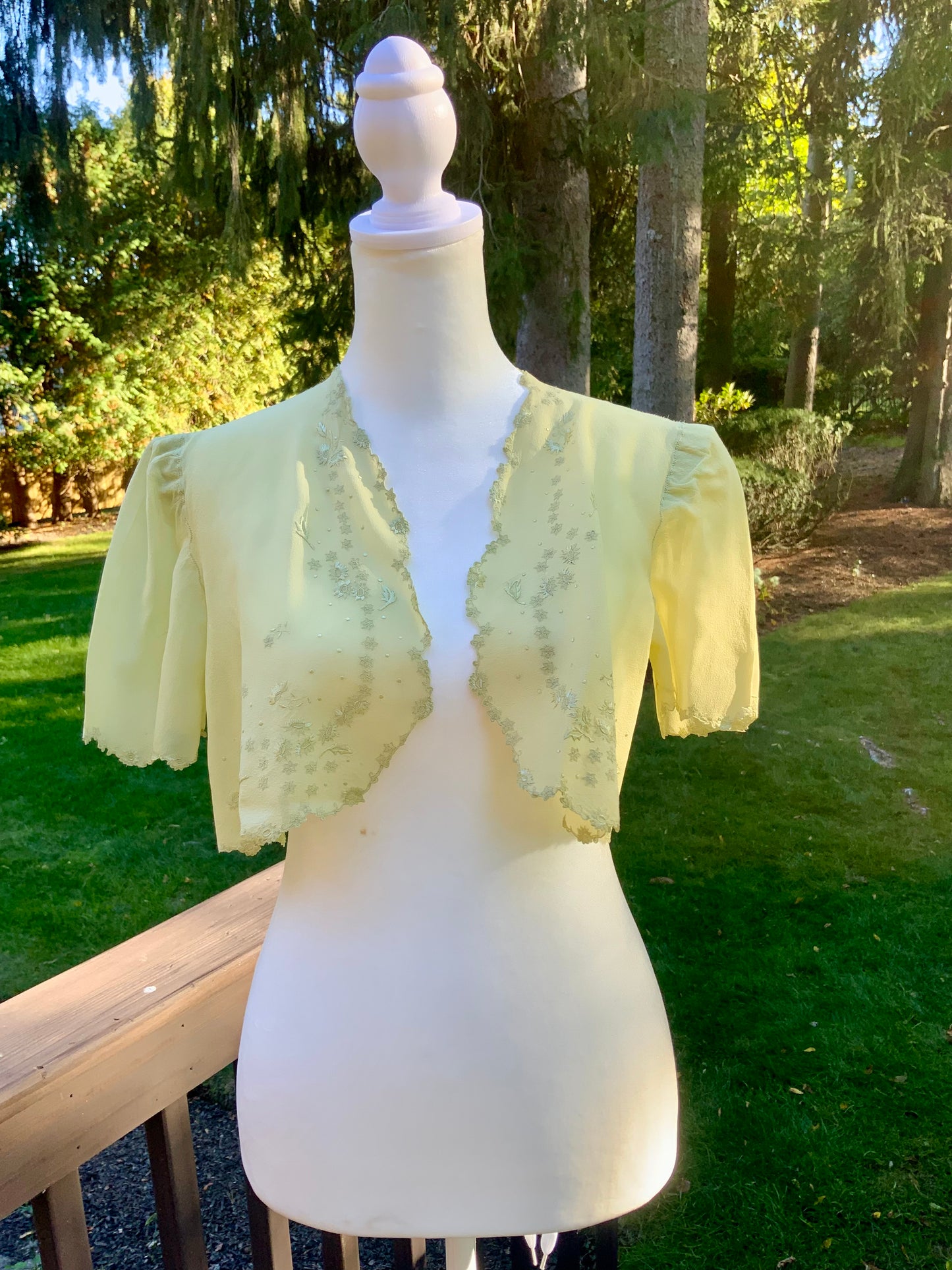 Silk Bed Jacket  Embroidered - Vintage Bed Jacket - 20s. - 20AN