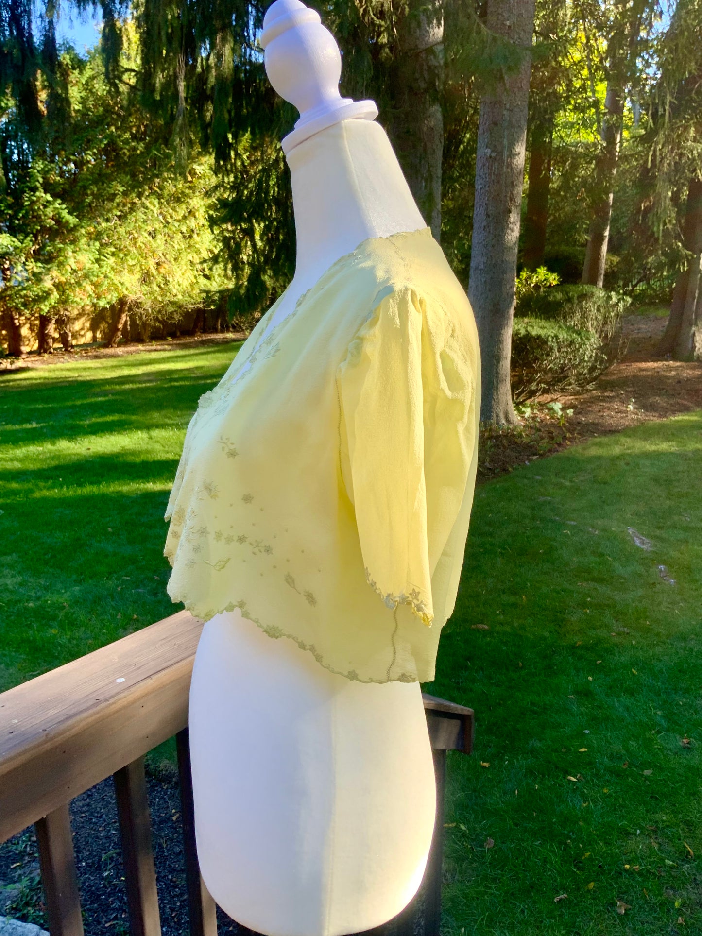 Silk Bed Jacket  Embroidered - Vintage Bed Jacket - 20s. - 20AN