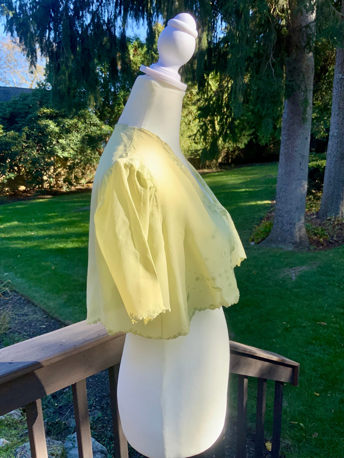 Silk Bed Jacket  Embroidered - Vintage Bed Jacket - 20s. - 20AN