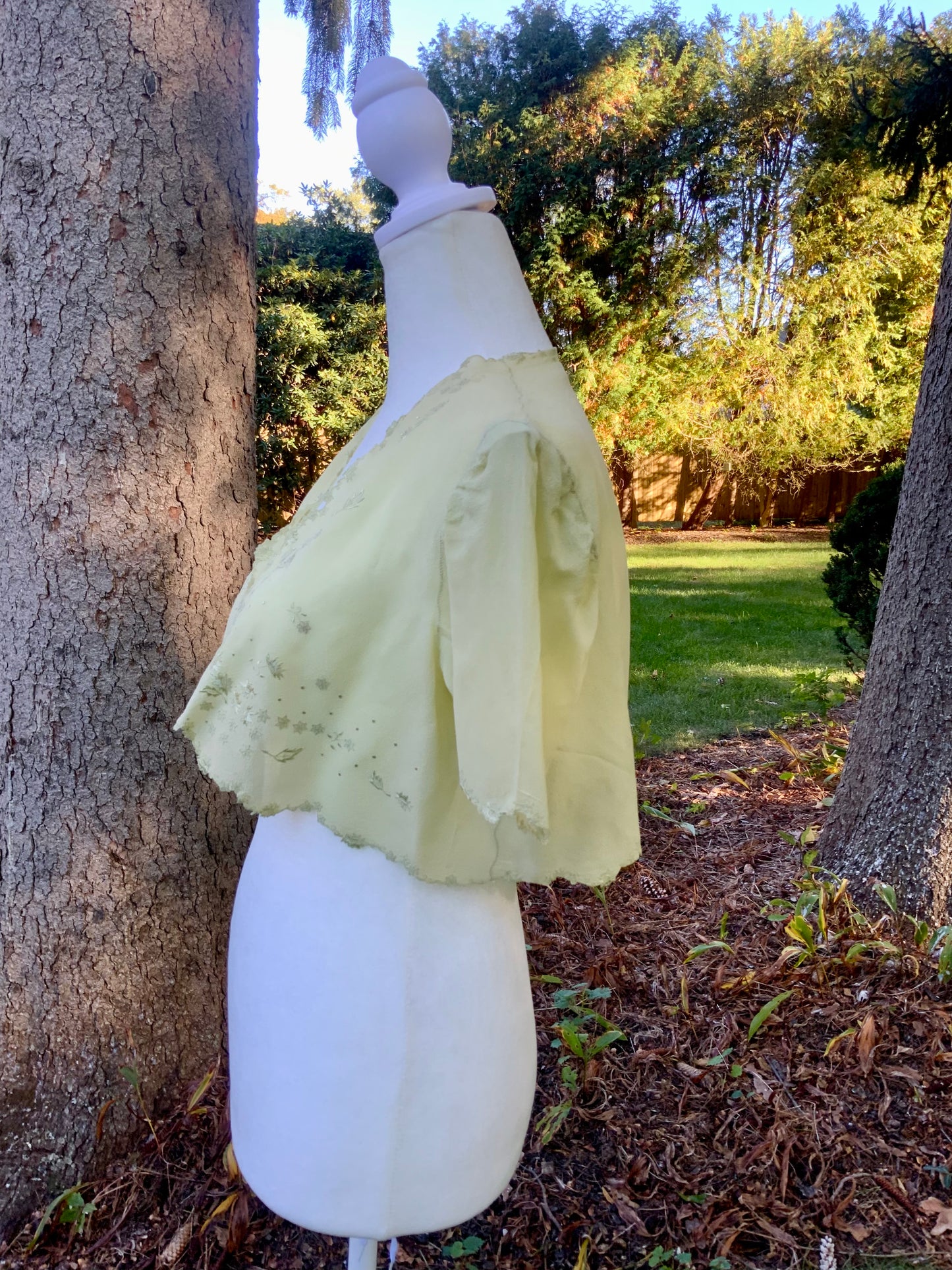 Silk Bed Jacket  Embroidered - Vintage Bed Jacket - 20s. - 20AN