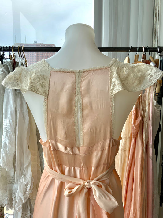 1930s Peach Silk & Lace Bias-Cut Nightgown – Hollywood Boudoir Elegance
- 30U