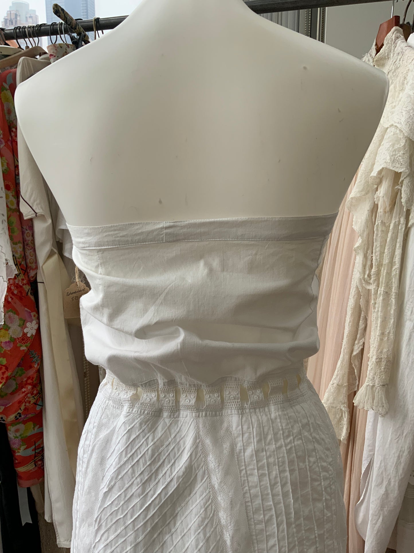 Trägerloses Kleid aus antikem Stoff
